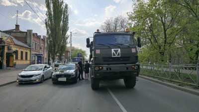 Водитель военного автомобиля неудачно перестроился на Баклановском и повредил Мерседес — фото 2