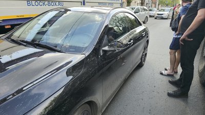 Водитель военного автомобиля неудачно перестроился на Баклановском и повредил Мерседес — фото 3