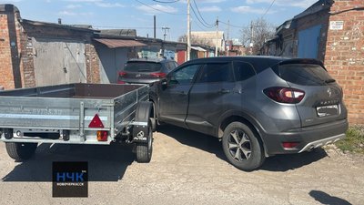 Водитель Рено очень торопился заехать в гаражи, но успел обогнать только прицеп — фото 2