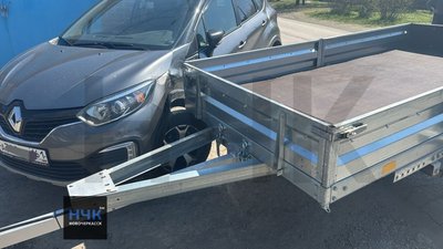 Водитель Рено очень торопился заехать в гаражи, но успел обогнать только прицеп — фото 3