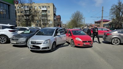Автомобили Опель и Фиат неудачно покинули парковочные места напротив Пятёрочки на Крылова