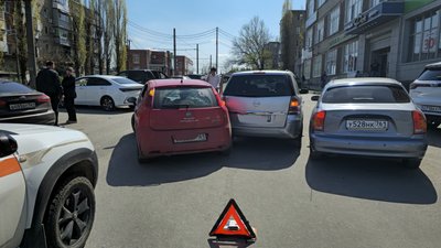Автомобили Опель и Фиат неудачно покинули парковочные места напротив Пятёрочки на Крылова — фото 2