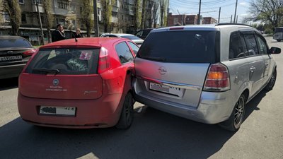 Автомобили Опель и Фиат неудачно покинули парковочные места напротив Пятёрочки на Крылова — фото 3