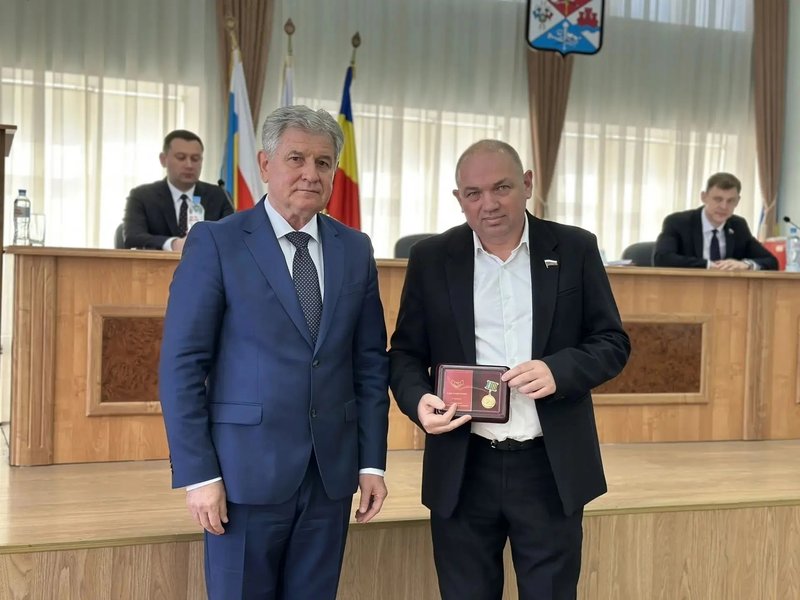 Депутаты городской Думы отмечены наградами за помощь участникам СВО — фото 1
