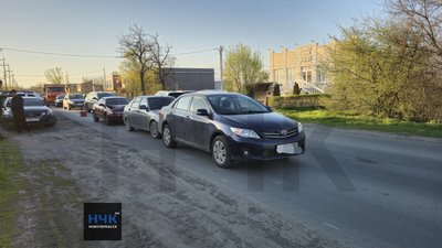 Вот такой "бутерброд" из двух Тойот и Приоры собрал сегодня на Сарматской водитель красного японца