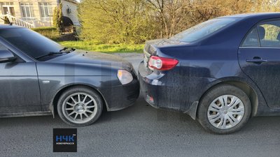 Вот такой "бутерброд" из двух Тойот и Приоры собрал сегодня на Сарматской водитель красного японца — фото 3
