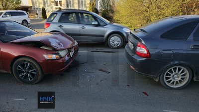 Вот такой "бутерброд" из двух Тойот и Приоры собрал сегодня на Сарматской водитель красного японца — фото 4