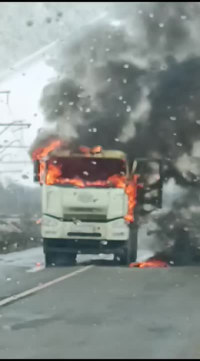 Очевидцы сообщают , что едалеко от Кривянки на дороге загорелся грузовик