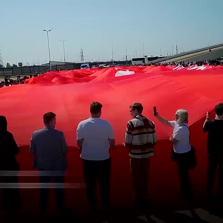 В Ростове-на-Дону развернули самое большое в мире Знамя Победы!