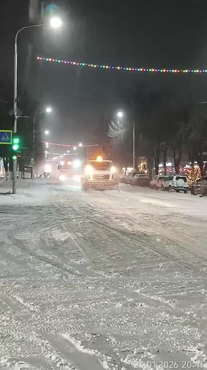 Глава администрации Новочеркасска Павел Исаков выложил видео со снегоуборочной техникой на улицах...