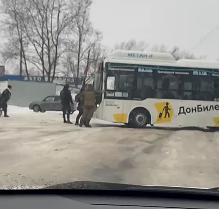 Ждёте автобус? А он пока пытается как-то ехать