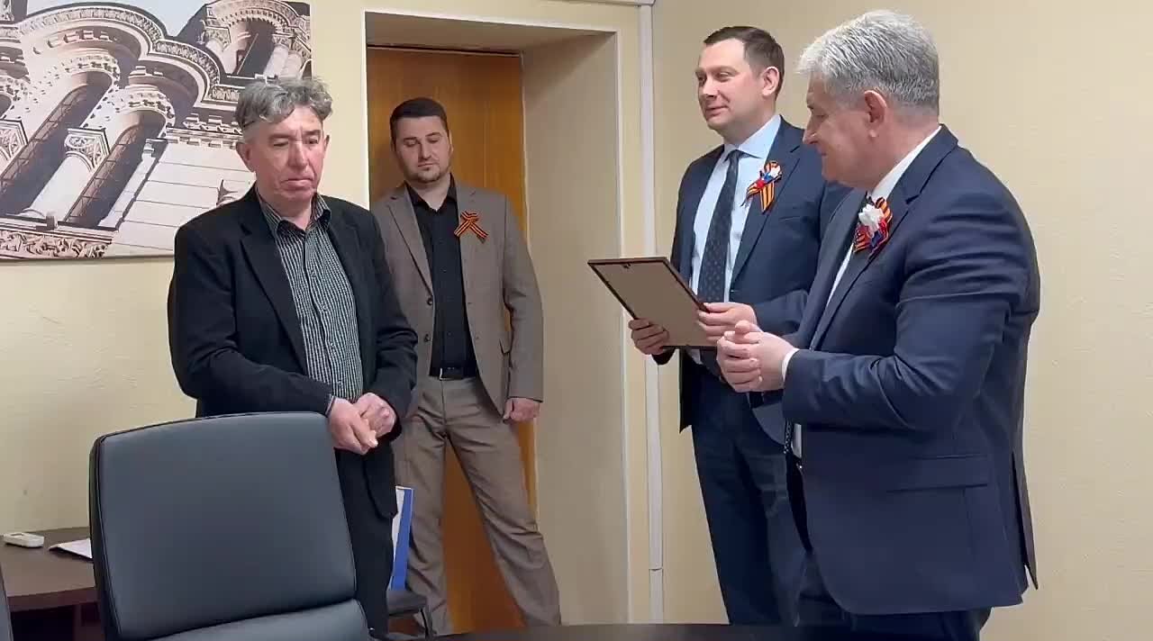 В Новочеркасске учитель школы №17 Николай Антонов проявил решительность и спас пассажиров рейсового...