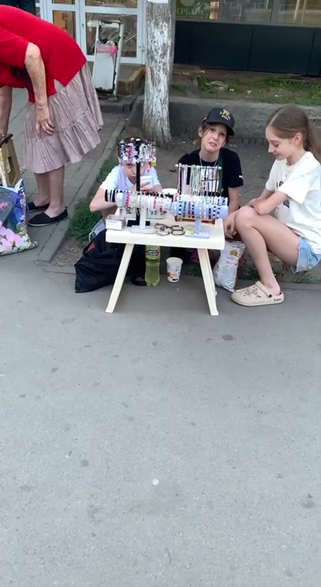На Баклановском, у магазина «Магнит»,  можно заметить трёх девочек
